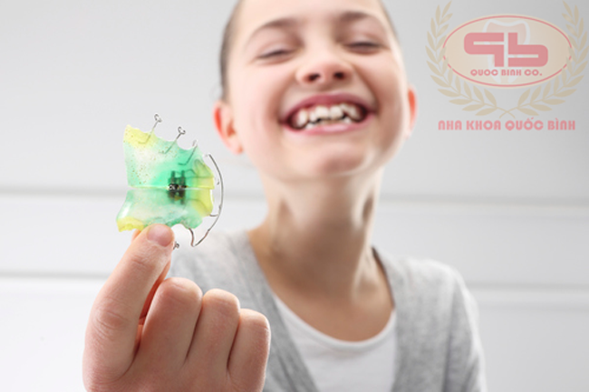 When is the benefit of an upper jaw expander in children?
