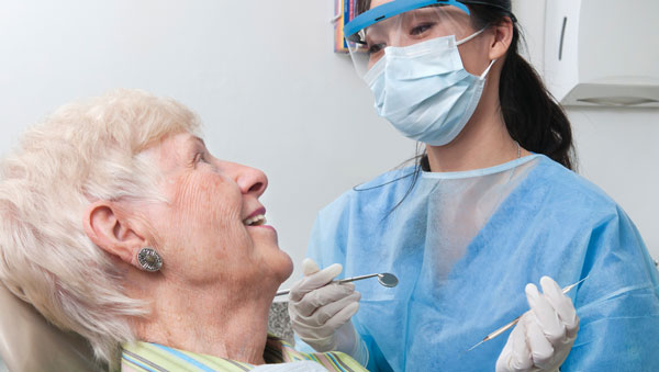 Cần lưu ý sức khỏe răng miệng ở người cao niên khi bạn đã ngoài 55 tuổi 