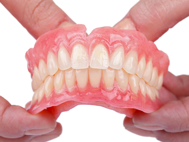 Hàm răng giả cũng là nguyên nhân gây miệng hôi dai dẵng